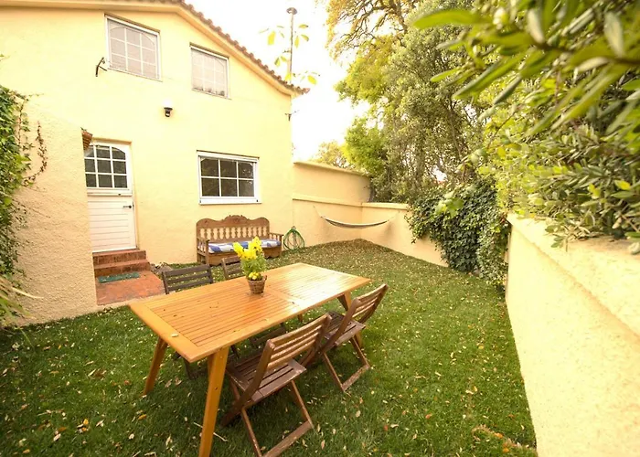 Vila da piscina: A House In The Woods